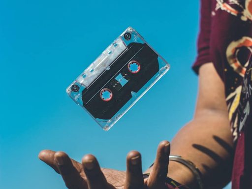Persona que hace trucos con una cinta de casete
